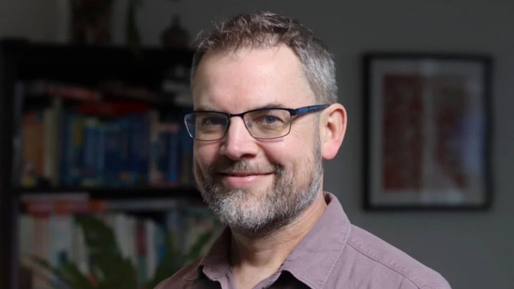 headshot of Alex Holcombe